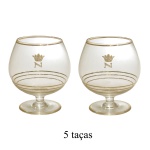 Conjunto de 5 copos para Cognac em cristal. Apresentam bojos globulares, decorados a ouro por filetes nas bases, encimados pelo monograma N sob coroa. Hastes curtas e retas sobre pés circulares lisos. 12 x 10 cm.