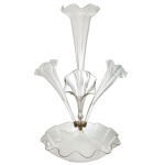 Centro de mesa (epergne) em cristal translucido. Apresenta uma base em formato de tigela com bordas onduladas e quatro vasos removíveis em forma de trombeta. 50 x 33 x 33 cm,