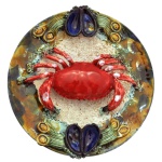 Medalhão decorativo em cerâmica portuguesa, da região de Caldas da Rainha, policromada e esmaltada, apresentando um caranguejo vermelho no centro e outros mariscos na borda, típicos deste estilo. 32 cm.