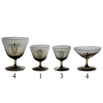 DAUM NANCY. France - Conjunto de 12 taças em cristal francês caracterizada por seu design elegante de influência Art Déco. Apresenta um tom fumê translúcido e um grafismo decorativo estilizado gravado centralmente na parte frontal. Marca da Cristalerie no verso Constando de 12 peças, sendo: 4 taças (12 x 10 cm), 1 taça (9 x 8 cm), e 3 taças (9 x 7 cm) e  4 taças (8 x 10 cm),
