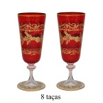 Conjunto de 8 flutes para champagne  em cristal veneziano na cor vermelho rubi com ornamentos em ouro. Apresenta arabescos dourados detalhados aplicados sobre o corpo vermelho, criando um contraste sofisticado. 18 x 7 cm.