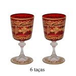 Conjunto de 6 taças para vinho em cristal veneziano na cor vermelho rubi com ornamentos em ouro. Apresenta arabescos dourados detalhados aplicados sobre o corpo vermelho, criando um contraste sofisticado. 11 x 6 cm.