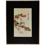 Quadro decorativo de paisagem chinesa policromada com bordado em seda representando pôr do sol com casal de grous pousados em uma cerejeira. Assinatura csd. Moldura em madeira. 60 x 36 cm (MI). 92 x 68 cm (ME)