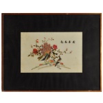 Quadro decorativo de paisagem chinesa policromada com bordado em seda Apresenta uma delicada composição no estilo tradicional chinês "pássaros e flores" (Huaniao), retratando um vaso ornamental com peônias exuberantes e um pássaro pousado em um ramo. As peônias são símbolos tradicionais de prosperidade, riqueza e honra na cultura chinesa. Assinatura csd. Moldura em madeira. 32 x 50 cm (MI). 45 x 83 cm (ME).