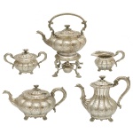 Serviço para chá e café em metal espessurado a prata inglês Old Sheffield, repuxado e cinzelado, moldado por gomos gravados e ornados por composições florais. Bojos globulares achatados, com bicos recurvos e alças laterais em S com isoladores. Pés recortados e revirados. Tampas cônicas de mesmo estilo, encimadas por pegas em botão floral. Marcas EPNS sob as bases. Constando Tea Ketle (33 x 27 x 20 cm), bule para chá (22 x 26 x 17 cm), bule para chá (16 x 30 x 20 cm), açucareiro sem tampa (13 x 23 x 13 cm) e cremeira (11 x 17 x 11 cm).