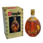 Uisque Dimple Haig blended scotch whisky acompanhada de sua caixa original. Uísque envelhecido por 15 anos em barris de carvalho. A bebida possui uma graduação alcoólica de 40% a 43%. 1 litro com o formato característico da marca.