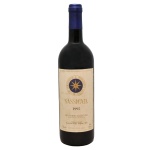 Vinho tinto italiano Sassicaia da safra de 1995 da vinícola Tenuta San Guido, produzido na região de Bolgheri, na Toscana. Considerado um vinho ícone, famoso por ser o primeiro "supertoscano" a popularizar o uso de uvas francesas na região. Rótulo com o símbolo estelar azul característico e a safra de 1995 é valorizada no mercado de colecionadores.