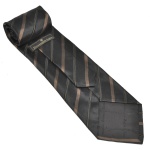 ERMENEGILDO ZEGNA  Gravata italiana de seda. 145 cm. Padronagem jacquard texturizado com listras diagonais sutis sobre um fundo escuro. Esse modelo clássico da grife italiana de luxo é conhecido pela alta qualidade de alfaiataria e sofisticação.