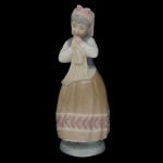 LLADRÓ 5026. Designer: Júlio Fernandez - Blushful Girl Planning The Day (Menina corada planejando o dia). Estatueta espanhola em porcelana brilhante, Marca da manufatura no verso.  22 x 7 cm.
