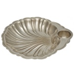 WOLFF - Porta caviar em metal  espessurado a prata no  formato e ranhuras características que imitam uma concha de vieira. Encaixe acoplado para recipiente. Falta o recipiente. 30 x 30 cm.