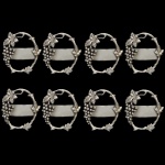 Conjunto de oito anéis para guardanapo com tema de uvas, apresentando um design ornamentado de videira fundido em estanho que se curva formando um anel circular.