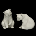 LLADRÓ 1208 / 1209. Designer Juan Huerta (1970). Tituladas Resting Polar Bear / Seated Polar Bear. Conjunto de duas estatuetas espanholas em porcelana brilhante e policromada ursos polar repousando. Sob a base marca da manufatura Urso polar repousando. 9 x 7 cm / 13 x 6 cm.