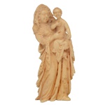 Séc. XIX - Imagem europeia em marfim esculpido de Nossa Sra da Apresentação, com o Menino Deus com a mão direita no peito, recolhido ao seu braço esquerdo. Apresenta-se com ricas e longas vestes, constando de túnica, manto e véu bordados com rendas. Séc. XIX. 17 x 6 x 4 cm