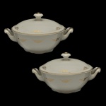 KAHLA, Alemanha - Par de sopeira em porcelana alemã. Apresenta decoração com delicados motivos florais dourados nas laterais e acabamentos em filete de ouro. 15 x 30 cm. Fundada no século XIX, famosa mundialmente pela alta qualidade, elegância e durabilidade de suas peças de mesa e louças finas.