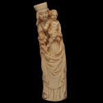 Séc. XIX - Imagem europeia em marfim esculpido de Nossa Senhora da Apresentação, com o Menino Deus, recolhido ao seu braço esquerdo. Apresenta-se com ricas e longas vestes em largos pregueados, compostas de túnica, manto e barrete. 18 x 5 x 4 cm.