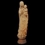 Séc. XIX - Delicada imagem indo-portuguesa em marfim, de Nossa Senhora com Jesus recolhido no braço esquerdo. Apresenta-se a santa com amplas vestes pregueadas, sorrindo e brincando com o Menino Deus segurando globo, de pé sobre base circular esculpida com par de cúpulas semiesféricas realçadas por anelados. Base de colocação tardia. 17 x 7 x 4 cm.