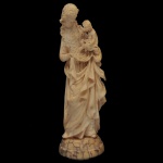 Séc. XVIII  Imagem Indo Portuguesa em marfim, de Nossa Senhora com Jesus recolhido no braço esquerdo. Apresenta-se a santa com original vestido com espartilho laçado à frente, e longo manto que lhe cobre os pés. Destaca-se o amoroso olhar da mãe e o carinho do Menino com a mão direita pousada sobre o seu ombro. Base semiesférica realçada por anelado saliente. 24 x 6 x 6 cm.