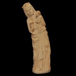 Séc. XIX - Imagem indo-portuguesa em marfim, de Nossa Senhora com Jesus recolhido no braço esquerdo. Apresenta-se a santa com amplas vestes pregueadas e gola bordada, ornamentada por coroa sobre os cabelos cacheados. Destaca-se o objeto na mão da mãe, sorrindo e brincando com o Menino segurando globo. Base ovalada, baixa e lisa. 20 x 6 x 6 cm.