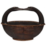 Fruteira artesanal em madeira esculpida. Alças curvas exclusivas em formato de cabeças de cisnes. Acompanham 8 laranjas e contém laranjas decorativas. 32 x 42 x 22 cm (fruteira). 7 x 8 cm (frutos).