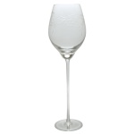 Taça de cristal translucido e de pé alto. Apresenta no bojo delicado motivo de samambaia gravado à mão. 37 cm.