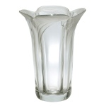 Vaso em vidro transparente e liso. Apresenta um formato alongado com bordas movimentadas e reviradas, lembrando uma flor. Design elegante e funcional para decoração de interiores. 16 x 12 cm.