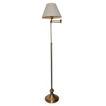 Luminária de chão em metal dourado com braço articulado. Cúpula de tecido bege. 176 x 53 x 36 cm.