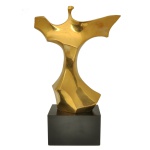 DOMENICO CALABRONE (Aieta, Itália 1928 - São Paulo SP 2000) fFigura Estilizada, Escultura em bronze polido e dourado, montada sobre uma base de madeira.64 x 42 x 17 cm (MT). 50 cm (escultura). Acompanha coluna na cor preta. 90 x 36 x 36 cm. Sinais do tempo. Escultor, pintor, gravador, designer de joias e cenógrafo.