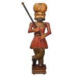 Escultura em madeira de um guarda real Rajasthani ("Chowkidar" ou "Darbaan") com pintura manual. Tradicional Rajasthani, apresentando vestimentas coloridas, turbante e um cajado cerimonial. Peça decorativa, frequentemente usado como como peça de destaque em interiores ou entradas de casas e hotéis.