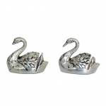 Conjunto composto por 16 marcadores de lugares em metal em metal prateado no formato de cisne. 2 x 3 x 2 cm.