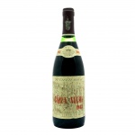 Vinho tinto de mesa português Casa Ferreirinha Barca Velha safra de 1983. Rótulo clássico ilustrado em tons pastéis e letras vermelhas garrafais. Especialistas apontam que a safra de 1983 gerou vinhos extremamente elegantes, com acidez marcante e taninos finos. Com mais de 40 anos, ele exibe um bouquet aromático terciário complexo, com notas de fumo, especiarias secas e cedro.