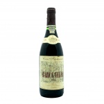 Vinho tinto português Casa Ferreirinha Barca Velha safra de 1991. Esta safra representa justamente o período de transição na rotulagem e na história legal do vinho. Ela mantém o desenho pastel clássico e detalhado da vindima, mas traz uma mudança muito importante em relação às safras de 1983 e 1985, também disponíveis no leilão. Rótulo passa a trazer a palavra "Douro" seguida de "Denominação de Origem Controlada".