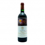 Vinho tinto francês Château Mouton Rothschild da safra de 1998. o Com o título de Premier Grand Cru Classé, posicionando-se no topo absoluto da hierarquia dos vinhos de Bordeaux. Uma das marcas registradas mais famosas deste produtor é convidar um grande artista internacional para ilustrar o rótulo de cada nova safra desde 1945. A ilustração desta garrafa foi feita pelo renomado pintor mexicano Rufino Tamayo, intitulada "Brindis" (O Brinde),