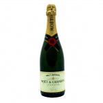 Champagne Moët & Chandon Brut Impérial, o espumante mais célebre do mundo. Coloração amarelo-palha dourada com sutis reflexos esverdeados e borbulhas extremamente finas e ativas (perlage).