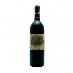 Vinho francês Château Lafite Rothschild da safra de 1990. Produzido na renomada apelação de Pauillac na região de Bordeaux, França. Classificado como Premier Grand Cru Classé (Primeiro Crescimento) de acordo com a classificação oficial de vinhos de Bordeaux de 1855, o Château Lafite Rothschild é mundialmente reverenciado como um dos maiores e mais valiosos vinhos tintos do planeta. A safra de 1990, especificamente, é considerada histórica e de altíssima qualidade pelos maiores especialistas.