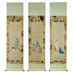 Conjunto de três rolos suspensos verticais em papel  (kakemono ou kakejiku). Apresenta pinturas tradicionais japonesas a tinta e com pigmentos coloridos. Retratos estilizados de mulheres e crianças em vestes tradicionais (kimono), típicos da estética clássica japonesa.185 x 45 cm.