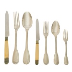 Conjunto de talheres em metal prateado, sendo: 12 grafos grande, 12 colheres grande, 11 garfos p/ sobremesa, 11 colheres p/ sobremesa, 12 grafos para ostras, 7 peças para servir. Acompanham 6 facas grande com cabo em osso e 6 facas pequenas com cabo em osso.