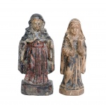Séc. XIX - Conjunto de duas pequenas imagens sacras barrocas esculpidas em madeira, com resquícios  Resquícios de pigmentos escuros e avermelhados aplicados diretamente nas vestes entalhadas, retratando Nossa Senhora. Anatomia e expressividade simplificadas, comuns na arte sacra paulista produzida por santeiros regionais. Desgaste natural na pintura e na madeira,  11 x 6 cm e  11 x 4 cm.