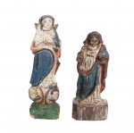 Séc. XIX - Conjunto de duas imagens de Nossa Senhora  esculpidas em madeira entalhada com pintura policromada.  A) Nossa Senhora da Conceição,  exibindo o característico manto azul sobre a veste branca com marcas do tempo e desgaste natural na pintura. Retratada em posição de oração sobre uma base que traz a tradicional representação de cabeças de anjos (querubins) e nuvens a seus pés. B) Nossa Senhora apresenta policromia característico manto azul sobre a veste branca com marcas do tempo e desgaste natural na pintura. Base oitavada integrada, formato geométrico bastante típico que ajuda na identificação desse estilo de imaginária sacra brasileira. 14 x 4 cm / 11 x 5 cm.cm.