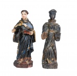 Séc. XIX - Conjunto de duas pequenas imagens em madeira policromada, com resquícios de douração. A) Santo Antônio, muito comum no período colonial O santo veste o hábito franciscano característico. É possível notar que a imagem apresenta a ausência do Menino Jesus, que originalmente ficaria posicionado sobre o livro ou no braço esquerdo, uma perda comum devido à antiguidade do objeto. B)  Santo Antônio, retratado com o tradicional hábito franciscano em madeira escura entalhada, com resquícios de policromia original que se desgastaram com o tempo. Desgastes na superfície e perda de partes detalhadas (como o Menino Jesus que costuma ficar apoiado em um dos braços ou o livro.  14 x 6 cm / 14 x 5 cm.