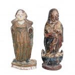Séc. XIX - Conjunto de duas antiga esculturas sacras esculpidas em madeira entalhada e policromada. A)  Nossa Senhora de pé sobre uma base octogonal, típica de peças devocionais tradicionais. Com vestígios de policromia e feições delicadas esculpidas à mão. B) Nossa Senhora da), posicionada sobre uma base que remete a uma lua característico da iconografia da Imaculada. Apresenta vestígios de policromia original e acabamento que aparenta douramento envelhecido pelo tempo. 9 x 4 cm. Desgastes naturais, rachaduras na madeira e perdas na camada pictórica são normais em peças de época,
