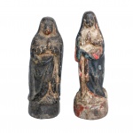 Séc. XIX - Conjunto de duas antigas esculturas sacras esculpidas em madeira entalhada e policromada. A)  Nossa Senhora da Conceição retratando a imaginária sacra de devoção popular com policromia e pátina original de época. B) Trata-se provavelmente de Nossa Senhora das Dores caracterizada pelas vestes drapeadas, apoiada em base cilíndrica. Resquícios de policromia de época. 8 x 4 cm / 9 x 3 cm. Desgastes naturais, rachaduras na madeira e perdas na camada pictórica (policromia) são normais em peças de época,