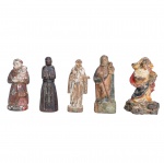 Séc. XIX - Conjunto de 5 pequenas imagens em madeira com resquícios de policromia. A) Santo Antônio com o Menino Deus sentado sobre livro em seu braço esquerdo B) São Francisco de Assis com os trajes de sua Ordem e a corda de 3 nós. C) Santo Antônio com o livro na mão esquerda. D) São José com o Menino Deus no colo e cajado. E) Nossa Sra. com amplas vestes pregueadas. Danos compatíveis com o tempo e desgastes na pintura.  7 x 4 cm (maior). 6 x 3 cm (menor).