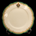 CASA IMPERIAL BRASILEIRA. DOM PEDRO II. "Serviço PII Grande" - Prato raso em porcelana francesa pertencente ao Serviço Imperial de D. Pedro II, conhecido como raríssimo "Serviço PII Pequeno". Decoração com Brasão de Armas do Império do Brasil. Borda superior verde esmeralda e friso em filigrana de ouro. Séc. XIX. 24 cm. Peça do mesmo serviço, reproduzida na pág. 234 do livro "Louça da Aristocracia no Brasil" de Jenny Dreyfus. Pertenceu a coleção Dr. Roque Brito Alves.
