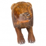 ARTE POPULAR BRASILEIRA  ANTÔNIO JULIÃO (Antônio Geraldo Lisboa  Prados, MG, 1966)  Escultura em monobloco de madeira entalhada artesanalmente.  Retratando leão. Caracteriza-se pela rusticidade expressiva e traços marcantes na representação de animais da fauna.  Assinado. 98 x 24 cm.  Com o falecimento de seu irmão, Itamar, artista consagrado, com obra na Pinacoteca do Estado, Antônio tornou-se o maior expoente do grupo de artistas conhecido como família Julião, que iniciou um núcleo de escultores em madeira na cidade de Prados, na década de 60, tornando-se tradição na cidade que hoje é famosa por esta arte. Antônio realiza suas obras com força criativa, originalidade e evidentes recursos técnicos, em concepções de grandes proporções, em geral colunas esculpidas em um único tronco. Seus temas frequentemente revelam crítica social e ambiental, ao expressarem ao mesmo tempo temas como o da senzala, de evidente conotação social e outros que retratam a visão utópica do homem em harmonia com a natureza, no paraíso.