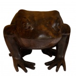 ARTE POPULAR BRASILEIRA  JOÃO JULIÃO (João Pádua Lisboa  Alagoinha, Prados, MG , 1969) - Escultura de sapo entalhada em madeira, apresentando um tom marrom escuro clássico e um acabamento liso e polido. Assinado. Peça reproduzida no livro Eu Me Ensinei, à página 395 de Edna Matozinho Pontes. 53 x 35 cm. Seu irmão Itamar foi sua principal influência para começar a criar suas peças em madeira. Fazia seus próprios brinquedos quando era criança, e até uns doze anos de idade fez suas peças para brincar. Costuma fazer bichos e santos por encomenda, e ele mesmo que faz muitas de suas próprias ferramentas. A peça que mais gosta de fazer são sapos, além dos macacos, que são as mais conhecidas.