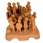 ARTE POPULAR BRASILEIRA - NENA CAPELA (Maria Eroneide Laurentino) - Escultura em barro cozido, retratando uma cena coletiva - Comício Político com Pessoas assistindo aos que falam em cima da carroceria de um carro. Assinado e datado 2014. 33 x 34 x 33 cm. Discípula, cunhada e prima de João das Alagoas, ela começou a trabalhar com o mestre em 2005.Suas primeiras peças foram representações de bois circundados por cenas da feira livre: feirantes, frutas e as pessoas do povo, todos em alto relevo.