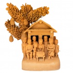ARTE POPULAR BRASILEIRA   SIL DA CAPELA (Maria Luciene da Silva Siqueira) - Escultura em barro cozinho, retratando a uma cena cotidiana do Nordeste com casa, personagens e a jaqueira. Assinada e datado 2014. 63 x 54 x 52 cm. Sil da Capela, renomada ceramista originária de Capela (AL) e discípula do mestre João das Alagoas. Arte figurativa popular em barro cozido, caracterizada por cenas do cotidiano rural brasileiro e pela presença imponente da árvore da jaqueira como elemento central da composição.