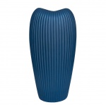 Vaso contemporâneo e decorativo em cerâmica canelada em tom azul escuro. Destaca-se pelo seu design em relevo e formato anatômico exclusivo.