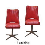 Original conjunto de 4 cadeiras contemporâneas, com encostos recortados e laterais arqueadas. Assentos com frentes retas, apoiadas em saias lisas sobre colunas rematadas por 4 pés alongados. Estofamento de cor vermelha com pregueados retilíneos. 90 x 45 x 45 cm.