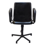 Cadeira de braços contemporânea, do tipo concha, com estrutura tubular em metal preto. Apresenta encosto moldado e acoplado ao assento, ladeado por braços vazados de formato ovalado. Coluna central com altura regulável, apoiada em 5 pés sobre rodinhas. 82 x 59 x 40 cm.